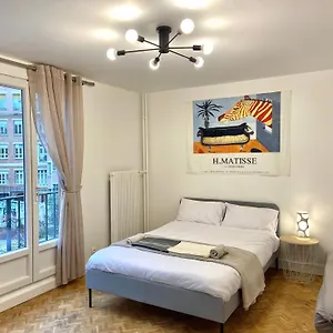 Paris: Agreable Chambre D'un Grand Artiste Appartement